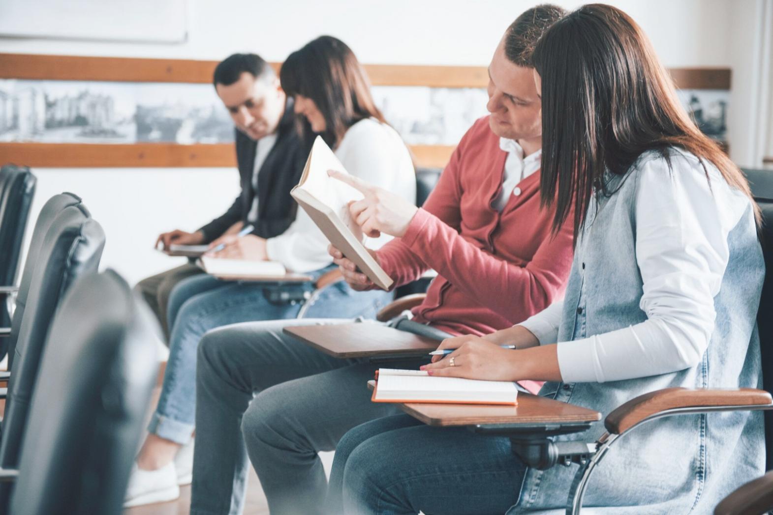 Espace de travail moderne avec ordinateur portable, calculatrice et documents financiers organisés sur un bureau